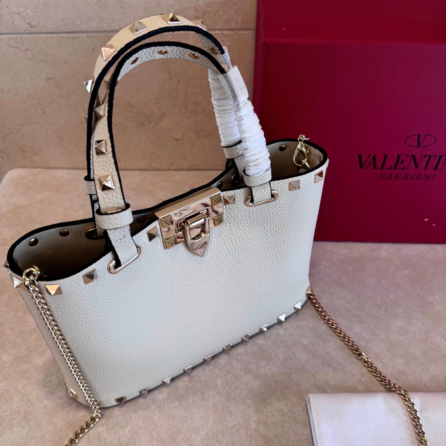 010-Tote Garavani Rockstud